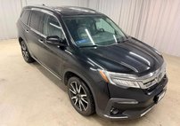 2020 Honda Pilot Touring w/Rear Captain's Chairs