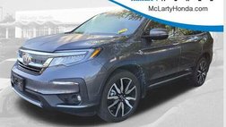 2022 Honda Pilot Touring w/Rear Captain's Chairs